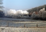 Kalte Füsse gab es für den Fotografen beim Warten auf D 217 mit 01 0533-8 bei Hönebach. (21.12.1972) <i>Foto: Wilfried Sieberg</i>
