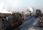 Außerplanmäßige Zugkeuzung im Bahnhof Hönebach:01 0507-2 mit 01 0530-4 vor D 199 warten die Durchfahrt der 01 0533-8 vor D 1098 ab. (21.12.1972) <i>Foto: Wilfried Sieberg</i>