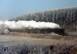 01 0529-6 strebt mit D 207 die Hönebacher Rampe hinauf. (21.12.1972) <i>Foto: Wilfried Sieberg</i>