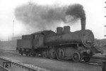 Eine ehemalige pr. G 5.4 (Baureihe 54), als Heizlok Nr. 6935 im Bw Heide/Holstein eingesetzt, steht unter Dampf im Bw Hamburg-Altona. Leider ist nicht bekannt, um welche Maschine es sich tatsächlich einmal gehandelt hat. (1955) <i>Foto: Walter Hollnagel</i>