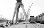 Die am 24.04.1960 in Dienst gestellte V 60 717 im größten Seehafen Deutschlands.  (12.05.1964) <i>Foto: Walter Hollnagel</i>