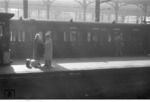 Bahnsteigszene mit dem letzten Triebwagen der Reihe ET 99 (elT 1562) für Wechselstrom (25 Hz - 6 KV) in Hamburg-Altona. (20.05.1955) <i>Foto: Walter Hollnagel</i>