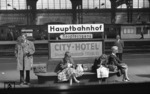 Bahnsteigszene in Hamburg Hbf. (06.06.1958) <i>Foto: Walter Hollnagel</i>