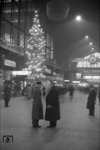 Im ersten Kriegswinter herrschte noch weihnachtliche Stimmung im Bahnhof Hamburg Hauptbahnhof. (12.1939) <i>Foto: Walter Hollnagel</i>