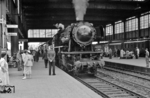 23 017 war noch fast neu (Baujahr 1952), als sie vor dem "Rheingold-Express" (!) im Mainzer Hauptbahnhof eingesetzt wurde.  (1953) <i>Foto: Robin Fell</i>
