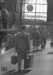 Ein Schnellzug mit 01 1060 ist soeben im Kopfbahnhof Hamburg-Altona eingetroffen. (1960) <i>Foto: Walter Hollnagel</i>