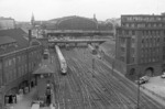 Blick von einem 26m-Baugerüst auf den Zugverkehr in der südlichen Ausfahrt des Hamburger Hbf, den gerade ein VT 11 als TEE 78 in Richtung Süden verlässt. (27.05.1962) <i>Foto: Walter Hollnagel</i>