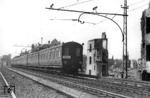 Ein unbekannter Wechselstrom-Triebwagen (ET 99) der Hamburger S-Bahn auf dem Weg durch das kriegszerstörte Hamburg zwischen den S-Bahnhöfen Hasselbrook und Landwehr. (04.1948) <i>Foto: Walter Hollnagel</i>