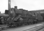 Als einer der letzten DB 39er wurde 39 198 vom Bw Jünkerath kurz vor ihrer z-Stellung im Bw Köln-Deuterfeld abgelichtet. (21.02.1966) <i>Foto: Wolfgang Bügel</i>