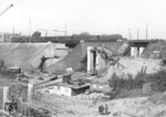 Eine unbekannte E 41 (141) passiert zwischen den Bahnhöfen Wuppertal-Vohwinkel und -Sonnborn die Autobahnbaustelle der A 46 am Sonnborner Kreuz. (27.09.1970) <i>Foto: Wolfgang Bügel</i>