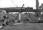 212 319 (V 100 2319) passiert auf dem Weg nach Remscheid die Brückenbaustelle der neuen Viehbachtalstraße in Solingen-Höhscheid. (03.05.1974) <i>Foto: Joachim Bügel</i>