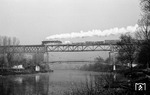 Im Morgendunst überquert 044 404 mit einem Güterzug die Neckarbrücke in Marbach. (19.12.1971) <i>Foto: Burkhard Wollny</i>