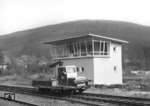 Ein Skl passiert das neue Dr-Stellwerk im Bahnhof Brachbach an der Sieg (zwischen Kirchen und Mudersbach). (1966) <i>Foto: Slg. Eisenbahnstiftung</i>