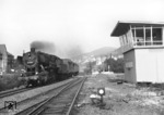 50 3004 vom Bw Siegen passiert mit ihrem Personenzug nach Betzdorf das neue Dr-Stellwerk "Brf" in der Südausfahrt von Brachbach. (1966) <i>Foto: Slg. Eisenbahnstiftung</i>