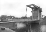 Bewegliche Eisenbahnbrücke über den Sielkanal bei Papenburg. Am 2. Juni 1960 ereignete sich hier ein schwerer Unfall, als 03 226 wegen überhöhter Geschwindigkeit an eine Strebe der Brücke anstieß. (1955) <i>Foto: Slg. Eisenbahnstiftung</i>