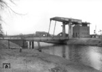 Bewegliche Eisenbahnbrücke über den Sielkanal bei Papenburg. (1955) <i>Foto: Quebe</i>