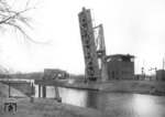Die Papenburger Eisenbahnbrücke über den Sielkanal im geöffneten Zustand. Bei Schiffsverkehr wurden die Züge durch sog. Brückendeckungssignale angehalten. (1955) <i>Foto: Quebe</i>