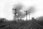 Symbolträchtiges Bild des Hamburger Direktionsfotografens: Gut ein Jahr später verdunkelte sich in Hamburg die Sonne nicht nur angesichts der wartenden Dampfzüge, hier mit zwei 93er in der Ausfahrgruppe von Hamburg-Harburg. In der Nacht vom 27./28. Juli 1943 begann die "Operation Gomorrha", in der Hamburg in einem Feuersturm unterging und binnen 3 Stunden etwa 35000 Menschen starben. (11.1941) <i>Foto: Walter Hollnagel</i>