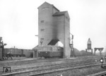 VT 95 9152 vom Bw Ansbach unter dem markanten Besandungsturm des Bw Crailsheim. (14.10.1966) <i>Foto: Slg. Eisenbahnstiftung</i>