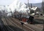 Auch hochwertige Schnellzugloks mussten sich bisweilen mit Güterzügen abquälen: Hier verlässt 01 1518-8 mit Dg 55460 den Bahnhof Saalfeld, um ihn das Saaletal hinab nach Camburg zu bringen. (18.04.1980) <i>Foto: Joachim Bügel</i>