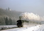 Winter im Saaletal: Durch den aufsteigenen Kältenebel kommt 01 0529-6 mit P 3003 nach Saalfeld (Saale) bei Orlamünde angedampft. (06.01.1979) <i>Foto: Wolfgang Bügel</i>