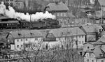 Mit einem entsprechenden Teleojektiv war es möglich, von Bayern aus in den Bahnhof Blankenstein (Saale) nach Thüringen zu fotografieren. Dabei entstand diese Aufnahme einer unbekannten (Saalfelder ?) pr. G 12 (Baureihe 58.10), die mit einem P8-Tender gekuppelt war und einen über den ganzen Tender erstreckenden Aufsatz auf der Kohlenstütze besitzt, wodurch sich das Ladevolumen sicher um etwa 2 t Kohle vergrößert haben dürfte. (11.04.1971) <i>Foto: Burkhard Wollny</i>