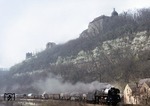 Wiederum schlängelt sich Dg 55460, diesmal mit 01 1512-1, am Saaleufer vor der bekannten Fotostelle an den Dornburger Schlössern vorbei. (17.04.1980) <i>Foto: Joachim Bügel</i>