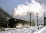 Der strenge Winter 1978/79 brachte nicht nur im Norden der DDR den Zugverkehr kräftig durcheinander. Hier verlässt 01 0522-1 mit P 3003 den Bahnhof Orlamünde mit schlappen 3 Stunden Verpätung.   (05.01.1979) <i>Foto: Wolfgang Bügel</i>