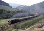 Anlässlich des evangelischen Kirchentags 1980 in Berlin fuhren die Saalfelder 01.5 ausnahmsweise bis zum Grenzbahnhof Probstzella durch, hier 01 1512-1 mit D 34404 bei Marktgölitz, dem letzten erreichbaren Ort vor dem Sperrgebiet. (08.06.1980) <i>Foto: Wolfgang Bügel</i>