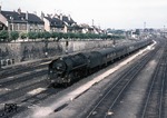 Eine unbekannte 141 R läuft im Bahnhof Nevers (Bahnknoten Orleans - Dijon - Lyon) ein. (08.05.1966) <i>Foto: Slg. Eisenbahnstiftung</i>