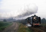 01 2204-4 (01 204) durcheilt mit dem morgendlichen E 800 nach Leipzig den Haltepunkt Neunhofen (nahe Neustadt a.d. Orla) (03.09.1980) <i>Foto: Wolfgang Bügel</i>