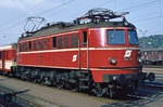 ÖBB 1018.01 wurde am 28.03.1940 als E 18 201 bei der Zfl Linz/Zfst Salzburg in Dienst gestellt. Am 01. Mai 1986 wurde sie ausgemustert. Hier steht sie vor einem Personenzug im Bahnhof Attnang-Puchheim. (03.06.1980) <i>Foto: Joachim Bügel</i>