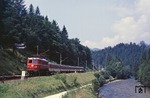 ÖBB 1118.01 (ex E 18 42) mit E 500 am Ufer der Traun kurz vor Bad Aussee. (20.08.1984) <i>Foto: Joachim Bügel</i>