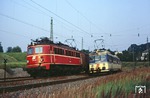 In der Bahnhofseinfahrt von Vöcklabruck begegnet ÖBB 1018.01 mit P 3008 von Linz nach Salzburg dem ausfahrenden 4030.224. (23.08.1984) <i>Foto: Joachim Bügel</i>