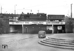 78 431 mit einem Flachdachgüterwagen nach Normalie IId8 als 03-33-15 der DR auf der Straßenunterführung Hüttenstraße zwischen Düsseldorf Hbf und -Oberbilk.  (04.11.1957) <i>Foto: Helmut Säuberlich</i>