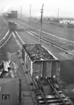 Ein E-Wagen mit Briketts verlässt den Ablaufberg im Bahnhof Oberhausen-Osterfeld Süd. (01.1959) <i>Foto: Slg. Eisenbahnstiftung</i>