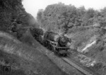 023 029-2 + 051 750-8 befördern den Dg 7263 am Gottwollshauser Tunnel nahe Schwäbisch Hall. (04.10.1969) <i>Foto: Wolfgang Bügel</i>