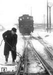 Diese Aufnahme der 91 1200 in Hamburg-Rothenburgsort diente als Vorlage für ein bekanntes Unfallverhütungsplakat der Deutschen Bundesbahn.  (12.02.1956) <i>Foto: Walter Hollnagel</i>