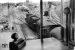 Blick auf den Eilgutgüterbahnhof Köln Gereon, in dem soeben eine 50er mit ihrem Güterzug eingetroffen ist. Heute sind die Gleise längst verschwunden und an gleicher Stelle wurde der "MediaPark" errichtet. (1954) <i>Foto: Fischer</i>