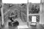 Blick aus dem Rangierstellwerk in Köln Gereon. Rechts rangiert 91 446, während links ein Güterzug in Richtung Köln-Ehrenfeld ausfährt.  (1954) <i>Foto: Fischer</i>