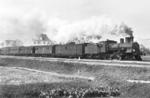 Die Stuttgarter Klasse-D Lok Nr. 422 vor dem Schnellzug D 59 (Straßburg - München) unweit von Esslingen in Württemberg. Hinter der Lok ein Gepäckwagen sowie zwei Vierachser der elsässischen Eisenbahnen, es folgt ein badischer 4ü-Wagen sowie ein Speisewagen der CIWL. (1906) <i>Foto: Wilhelm Mayer</i>