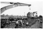 Gleisumbau im Bf Rheda (Westfalen) mit zwei Ardelt-Gleisbau Kranwagen (10 t x 6,0 m). Vor dem Altschotterzug rangiert eine pr. G 8.2 (1948) <i>Foto: Slg. Eisenbahnstiftung</i>