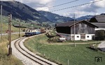 Im Tal der Saane im Bezirk Riviera-Pays-d’Enhaut im Schweizer Kanton Waadt fährt der MOB Extrazug Chateau-d'Oex entgegen. (30.09.1992) <i>Foto: Ulrich Neumann</i>