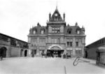 Das klassizistische Empfangsgebäude vom Bahnhof Neuss (b. Düsseldorf). (1904) <i>Foto: Slg. Eisenbahnstiftung</i>