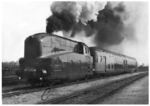 Im Mai 1936 wurde erstmals der Doppelstock-Schnellverkehrszug der Lübeck-Büchener Eisenbahn (LBE) auf der Strecke Hamburg Hauptbahnhof – Lübeck-Travemünde-Strand eingesetzt. Er war als Wendezug mit Steuerwagen und automatischer Scharfenberg-Kupplungen ausgestattet. Die Zweier-Wageneinheiten hatten in der Mitte ein gemeinsames Jakobsdrehgestell. Speziell für diesen Zug wurden die Stromlinientenderdampfloks der Baureihe 60 (LBE 1-3)  entwickelt, die auch vom anderen Zugende aus dem Steuerwagenabteil vom Lokführer ferngesteuert werden konnten. (1936) <i>Foto: RVM (Hubert)</i>