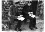 Gemeinsame Brotzeit von Streckenläufer und Schrankenwärter. (1937) <i>Foto: RVM</i>