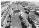 Blick vom Wasserturm des Bw Snamenka mit unzähligen Lokomotiven der Baureihen 38.10, 52, 55.25, 56.20, 57.10, 91. Snamenka erfüllte die Funktion einer Lokauffangstelle. Von hier aus erfolgte die Verteilung der in Lokzügen aus dem Reichsgebiet eintreffenden Maschinen auf die einzelnen Dienststellen. Umgekehrt wurden hier die Schadloks zusammengezogen und zur Ausbesserung gefahren. (1943) <i>Foto: RVM (Hollnagel)</i>