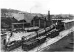 Eine pr. S 3 vor dem Hofzug des Deutschen Kaisers und Königs von Preußen Wilhelm II. im Ausbesserungswerk Potsdam mit Salonwagenschuppen. (1895) <i>Foto: Slg. Eisenbahnstiftung</i>
