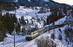 111 093 rollt mit D 284 (Bologna C - Frankfurt/M) auf dem "richtigen" linken Gleis bei Matrei auf der Brennerstrecke talwärts. (14.01.1987) <i>Foto: Joachim Bügel</i>