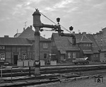 Ein Gelenkwasserkran im Bahnhof Greifswald mit DDR-Ostalgie im Hintergrund. (23.10.1982) <i>Foto: Joachim Schmidt</i>
